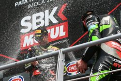 Podium : le vainqueur Jonathan Rea, Kawasaki Racing, et le troisième Tom Sykes, Kawasaki Racing