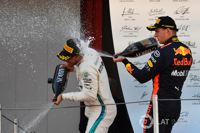 e Max Verstappen conseguiu se manter na terceira posição, garantindo o primeiro pódio do ano.