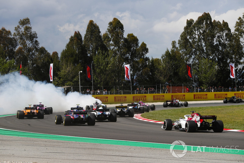 Romain Grosjean, Haas F1 Team VF-18, spins in the pack, causing an accident by collecting Nico Hulkenberg, Renault Sport F1 Team R.S. 18, and Pierre Gasly, Toro Rosso STR13