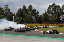Romain Grosjean, Haas F1 Team VF-18, va in testacoda a centro gruppo, causando un incidente che coinvolge Nico Hulkenberg, Renault Sport F1 Team R.S. 18, e Pierre Gasly, Toro Rosso STR13