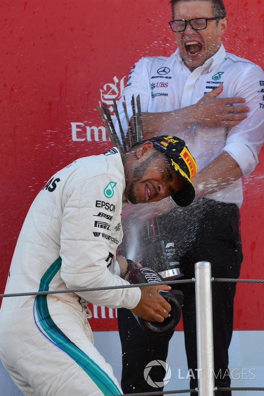 Hamilton tarolt a Mercedesszel Barcelonában - F1 2018