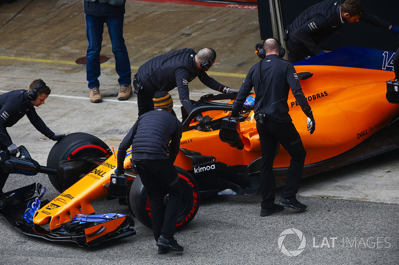 Fernando Alonso, McLaren MCL33, is pushed back into his garage