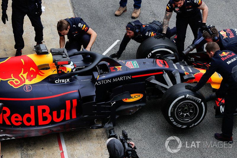 Daniel Ricciardo, Red Bull Racing RB14, enters the pits