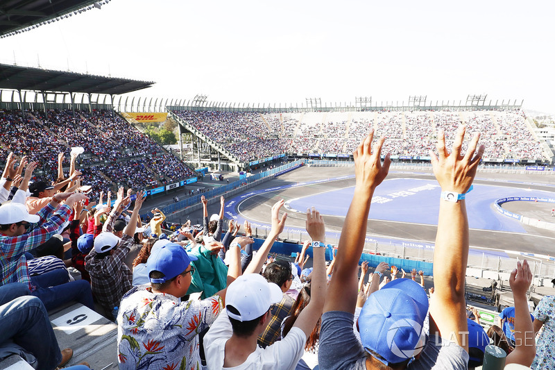 Fans en la tribuna
