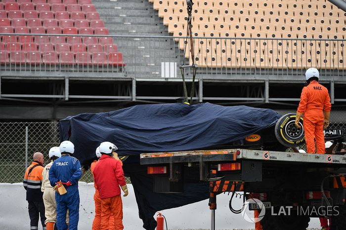 El coche de Max Verstappen, Red Bull Racing RB14 es removido de la grava