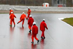 Les commissaires nettoient la piste