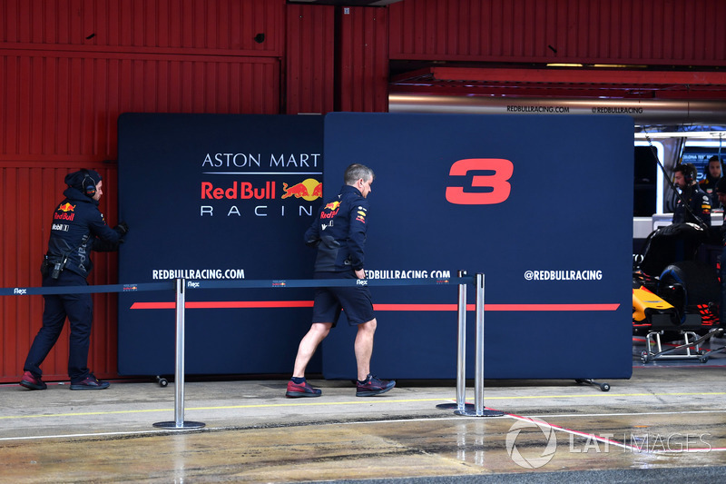 On cache le garage Red Bull Racing