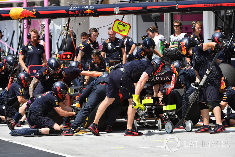Max Verstappen, Red Bull Racing RB14 pit stop