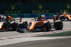 Fernando Alonso, McLaren MCL33, lotta con Daniel Ricciardo, Red Bull Racing RB14