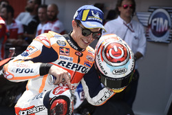 Marc Marquez, Repsol Honda Team, montrant son genou râpé