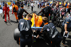 Fernando Alonso, McLaren MCL33, arrives on the grid