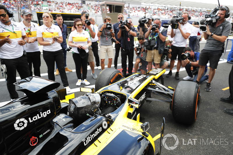 Aseel Al-Hamad, revient au stand après avoir piloté une Lotus E20 lors de la parade Renault Passion