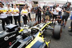 Aseel Al-Hamad, revient au stand après avoir piloté une Lotus E20 lors de la parade Renault Passion