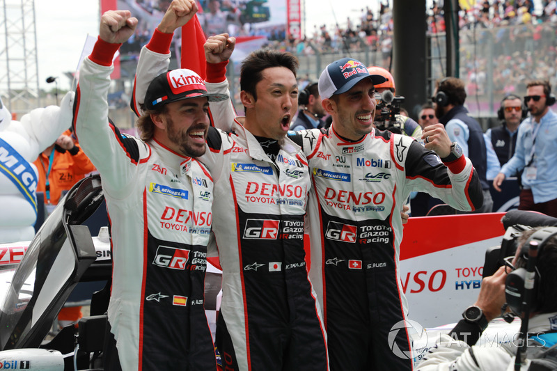 Los ganadores de las 24 Horas de Le Mans 2018 #8 Toyota Gazoo Racing Toyota TS050: Sébastien Buemi, Kazuki Nakajima, Fernando Alonso