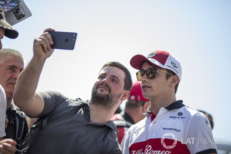 Charles Leclerc, Sauber fans selfie