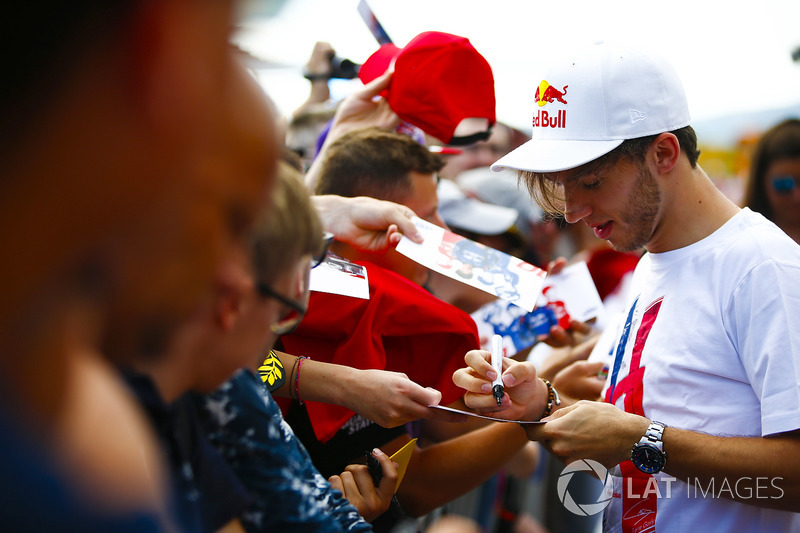 Pierre Gasly, Toro Rosso, signs autographs for fans
