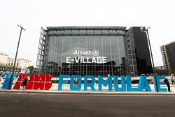 Insegna ABB Formula E fuori dall'E-Village