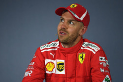 Ganador de la pole Sebastian Vettel, Ferrari en la conferencia