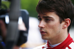 Charles Leclerc, Sauber, parla con i media