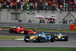 Fernando Alonso, Renault R26 lidera a Giancarlo Fisichella, Renault R26 y Michael Schumacher, Ferrar