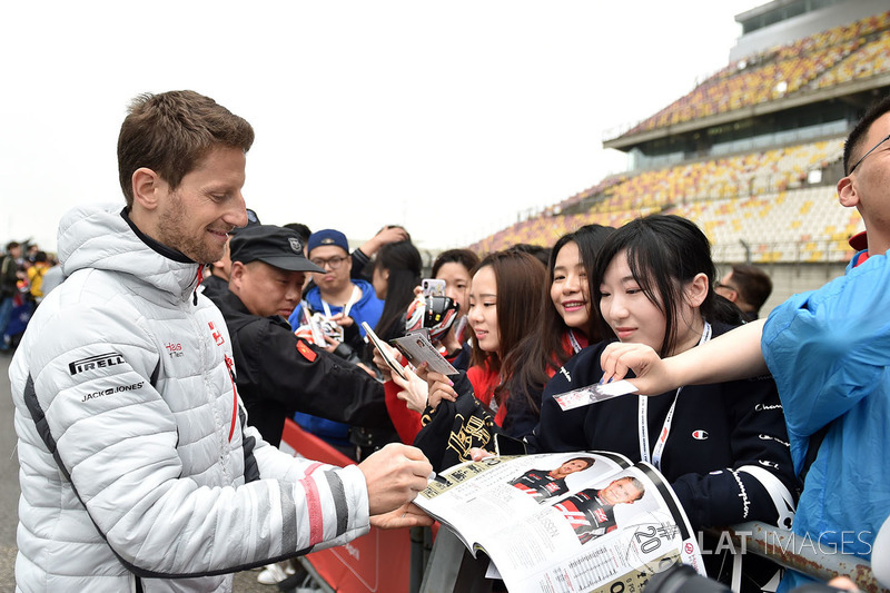 Romain Grosjean, Haas F1, signe des autographes