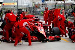 Sebastian Vettel, Ferrari SF71H, au stand