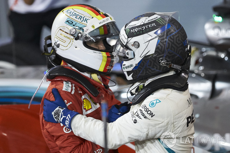 Valtteri Bottas, Mercedes AMG F1, memberi selamat Sebastian Vettel, Ferrari, 1st position