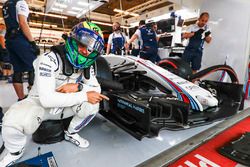 Felipe Massa, Williams, points to the name Nathaniel Harris, that of the newborn son of Claire Willi