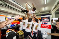 Campeón del mundo Marc Márquez, Repsol Honda Team celebra con el equipo