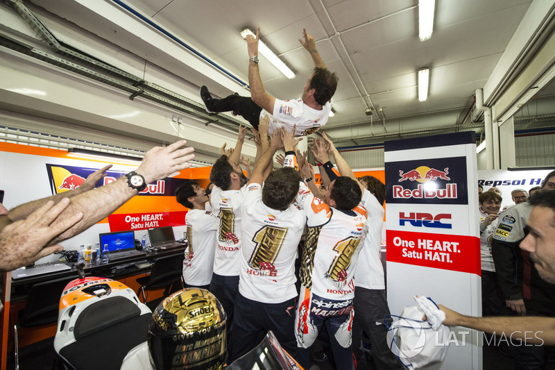 Campeón del mundo Marc Márquez, Repsol Honda Team celebra con el equipo
