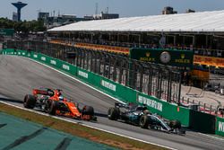 Fernando Alonso, McLaren MCL32 e Lewis Hamilton, Mercedes-Benz F1 W08 lottano per posizione