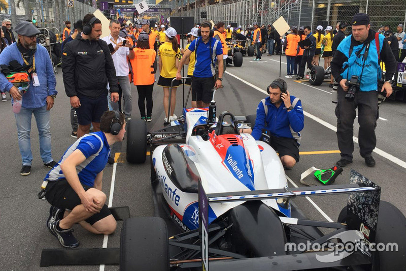 Sacha Fenestraz, Carlin, Dallara Volkswagen and Alexander Trienitz, Motorsport.com photographer