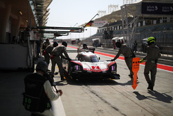 #2 Porsche Team Porsche 919 Hybrid: Timo Bernhard, Earl Bamber, Brendon Hartley in de pits