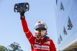 El ganador de la carrera de Brasil, Sebastian Vettel, Ferrari, sujeta el volante de su coche