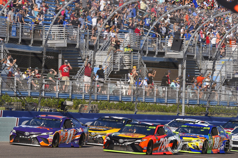 Denny Hamlin, Joe Gibbs Racing Toyota, Martin Truex Jr., Furniture Row Racing Toyota