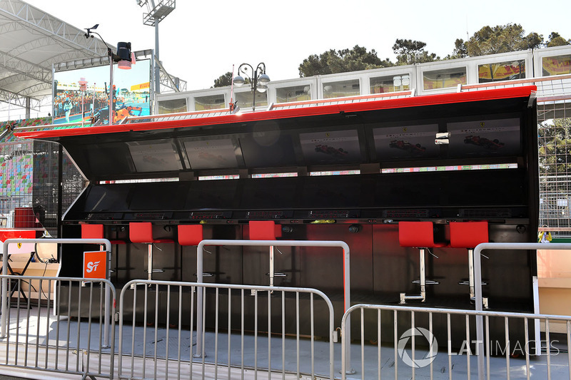 Le portique Ferrari sur le muret des stands