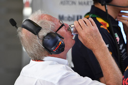 Dr Helmut Marko drinkt Red Bull