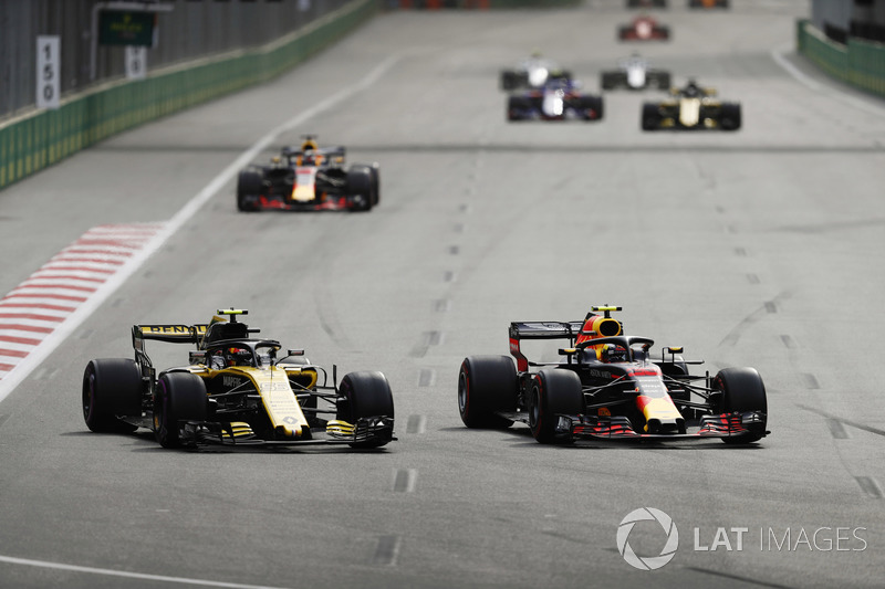 Max Verstappen, Red Bull Racing RB14 Tag Heuer, battles with Carlos Sainz Jr., Renault Sport F1 Team R.S. 18