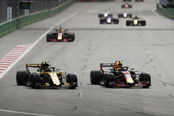 Max Verstappen, Red Bull Racing RB14 Tag Heuer, Carlos Sainz Jr., Renault Sport F1 Team R.S. 18