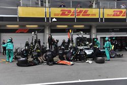 Valtteri Bottas, Mercedes-AMG F1 W09 EQ Power+, s'arrête au stand