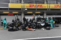 Valtteri Bottas, Mercedes-AMG F1 W09 EQ Power+, s'arrête au stand