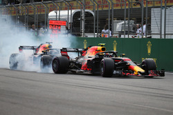 Max Verstappen, Red Bull Racing RB14 ve Daniel Ricciardo, Red Bull Racing RB14 kaza