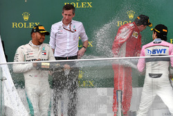 Podium: winnaar Lewis Hamilton, Mercedes-AMG F1, tweede Kimi Raikkonen, Ferrari, derde Sergio Perez, Force India