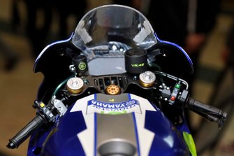 コクピットのクローズアップ。野左根航汰によれば、スイッチの配置も実車そのものだという。