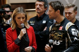 Presenter Nicki Shields en Romain Grosjean, Haas F1 Team