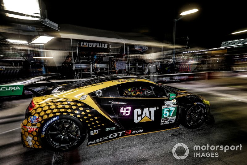 #57 Meyer Shank Racing w/ Curb-Agajanian Acura NSX GT3, GTD: Katherine Legge, Ana Beatriz, Simona De Silvestro, Christina Nielsen, pit stop