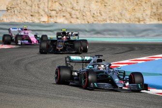Lewis Hamilton, Mercedes AMG F1 W10, voor Kevin Magnussen, Haas F1 Team VF-19, en Lance Stroll, Racing Point RP19