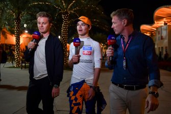 Nico Rosberg ve Simon Lazenby, Sky Sports F1, ve Lando Norris, McLaren
