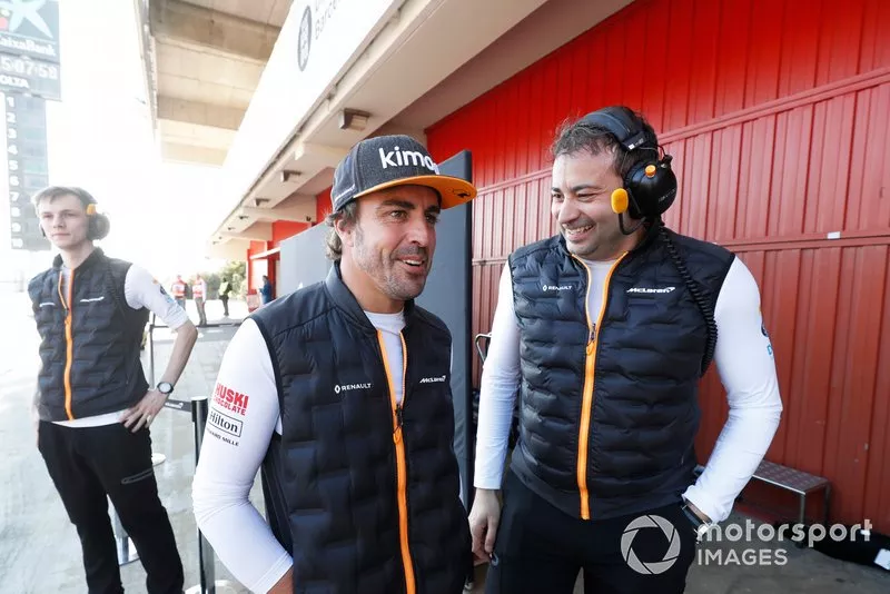 Fernando Alonso passeia pelo paddock de Barcelona