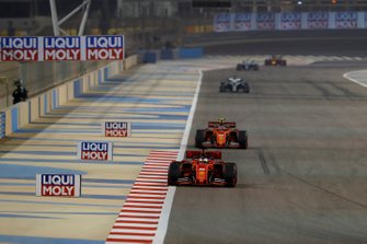 Sebastian Vettel, Ferrari SF90, Charles Leclerc, Ferrari SF90, en Lewis Hamilton, Mercedes AMG F1 W10